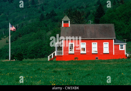 Petite école rouge avec le drapeau américain, du littoral, de l'Oregon Banque D'Images