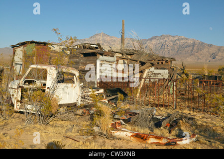 Tomber vieux bâtiments de l'exploitation minière dans la zone minière de désert de Mojave en Californie du Sud Banque D'Images