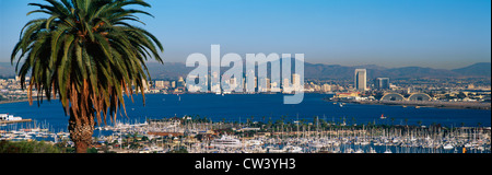 Cette baie de San Diego et le port. Il vue depuis l'île Shelter le coucher du soleil. Il y a grand palmier à gauche et de nombreux bateaux amarrés dans Banque D'Images