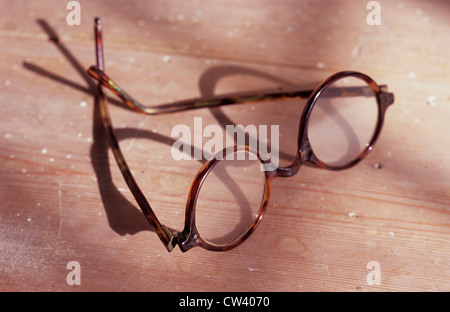 Royaume-uni, Angleterre, Norfolk, paire de lunettes de lecture 1930 avec écaille de cadres sur table en bois Banque D'Images