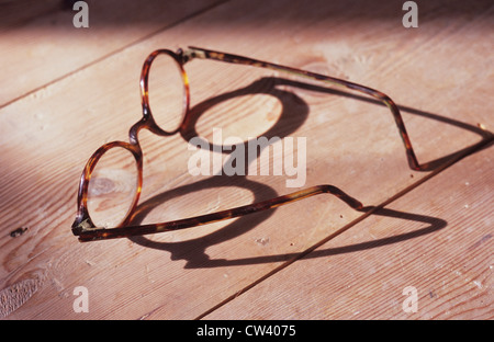 Royaume-uni, Angleterre, Norfolk, paire de lunettes de lecture 1930 avec écaille de cadres sur table en bois Banque D'Images