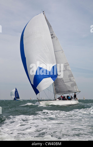 Yachts à full sail racing à Cowes Île de Wight Banque D'Images