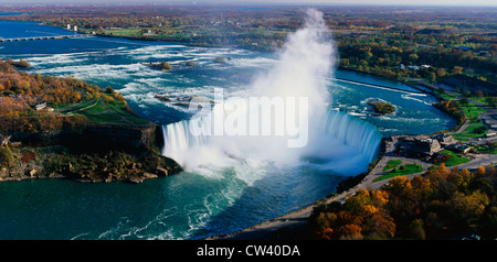 C'est une vue aérienne des chutes Horseshoe. C'est la vue de la tour Skylon au Canada. Banque D'Images