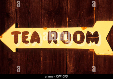 Salon de thé panneau de flèche peinte sur mur marron, Suffolk, Angleterre Banque D'Images