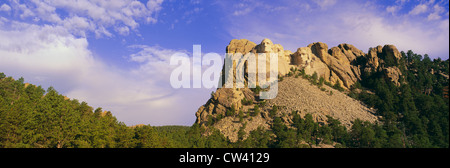 Ce Monument National du Mont Rushmore situé dans montagne montrant son environnement naturel contre le ciel bleu. Il montre quatre faces Banque D'Images