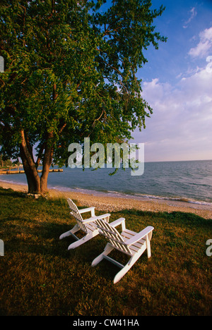 Cette rive est du Maryland. Ce sont des chaises en bois blanc, assis sur la pelouse. Ils sont à la recherche sur la baie de Chesapeake Banque D'Images