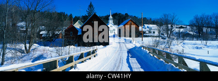 Cette petite ville de Nouvelle Angleterre montrant l'Église méthodiste blanc avec clocher. Il y a pont couvert de neige en premier plan avec les anciens Banque D'Images