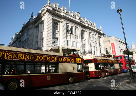 London bus touristiques. Les touristes adorent open-top bus de tournée de leur permettre, une excellente façon de voyager autour de la capitale [éditorial] Banque D'Images