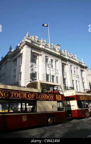 London bus touristiques. Les touristes adorent open-top bus de tournée de leur permettre, une excellente façon de voyager autour de la capitale [éditorial] Banque D'Images