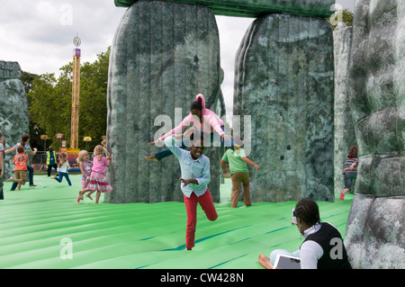 Sacriledge Stonehenge, château gonflable, par Jeremy Deller, partie de l'Olympiade culturelle, London Banque D'Images