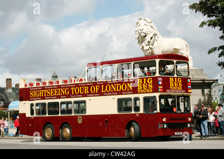 London bus touristiques. Les touristes adorent open-top bus de tournée de leur permettre, une excellente façon de voyager autour de la capitale [éditorial] Banque D'Images