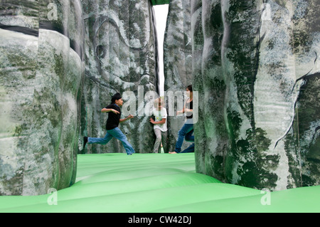 Sacriledge Stonehenge, château gonflable, par Jeremy Deller, partie de l'Olympiade culturelle, London Banque D'Images