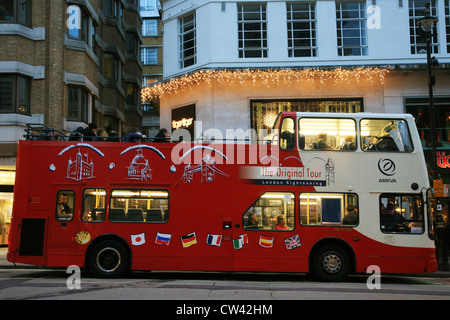 London bus touristiques. Les touristes adorent open-top bus de tournée de leur permettre, une excellente façon de voyager autour de la capitale [éditorial] Banque D'Images