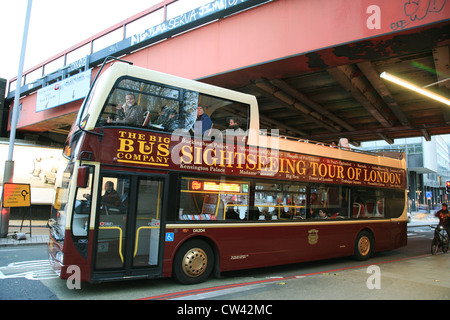 London bus touristiques. Les touristes adorent open-top bus de tournée de leur permettre, une excellente façon de voyager autour de la capitale [éditorial] Banque D'Images