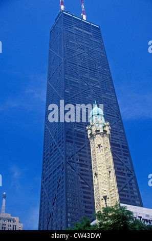 1869 Old Chicago Water Tower et le John Hancock Building, Chicago, Illinois Banque D'Images