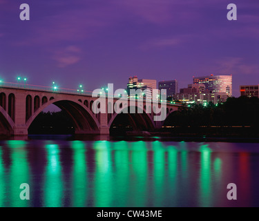 Key Bridge traversant la rivière Potomac Banque D'Images