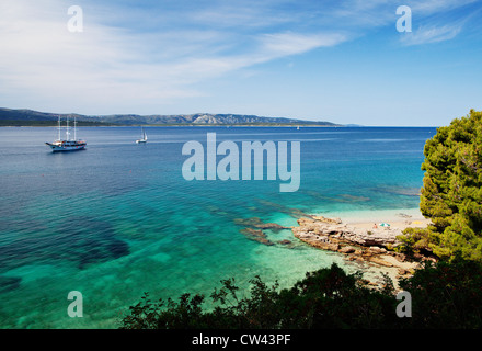 Bateau à voile près de l'île de Brac. La côte dalmate, en Croatie. Banque D'Images