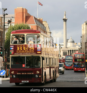 London bus touristiques. Les touristes adorent open-top bus de tournée de leur permettre, une excellente façon de voyager autour de la capitale [éditorial] Banque D'Images