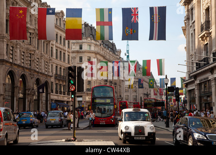 Regent Street avec des drapeaux au cours de Jeux Olympiques - London UK Banque D'Images