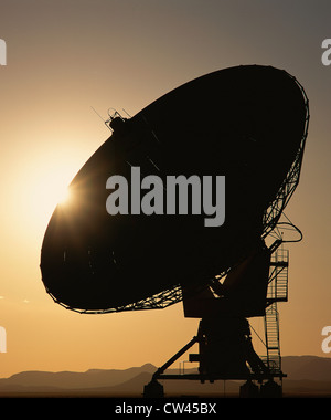 VLA la silhouette du Very Large Array radio telescope dish Banque D'Images