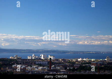Vue depuis Calton Hill dans le soleil d'été, à la recherche de Firth of Forth et de la côte de Fife, Edinburgh, Scotland, UK, FR, EN Banque D'Images