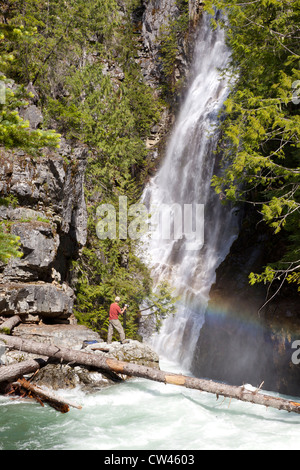 L'État de Washington, USA, Stehekin, Ruisseau Agnes, par cascade touristique Banque D'Images