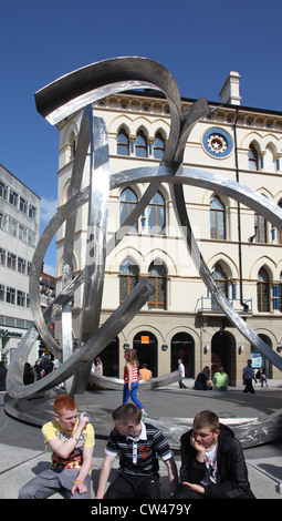 Les jeunes de Arthur Square par l'esprit de Belfast sculpture de Dan George, centre-ville de Belfast, Irlande du Nord, Royaume-Uni Banque D'Images