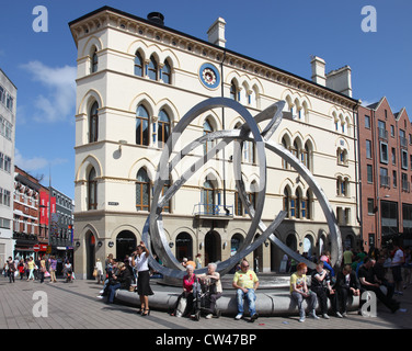 Esprit de Belfast, Dan George, Arthur sculpture acier carré, le centre-ville de Belfast, Irlande du Nord Banque D'Images