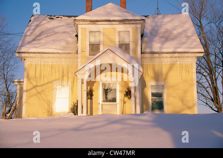 Accueil couvert de givre et de neige au lever du soleil, New York Banque D'Images