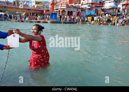La collecte de l'eau sainte femme pèlerin du Gange. Festival Kumbh Mela 2010, Delhi, Inde. Banque D'Images