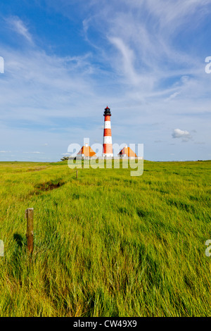 Phare de Westerhever allemand sur la côte de la mer du Nord, marais salé en premier plan Banque D'Images