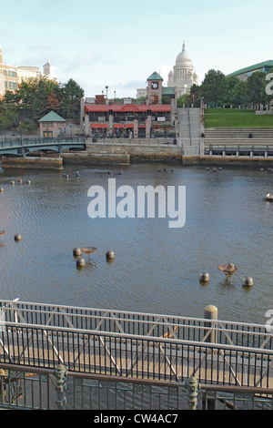 Avis de Waterplace Park et restaurant dans le centre-ville de Providence avec le Rhode Island statehouse verticale à l'arrière-plan Banque D'Images