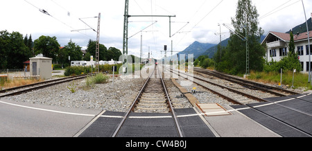 Ou passage à niveau passage à Mittenwald, une petite ville en Allemagne avec la gare en arrière-plan. Banque D'Images