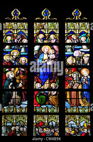 Kortrijk, Belgique. Sint Maartenskerk / l'église St Martin. Vitrail Banque D'Images