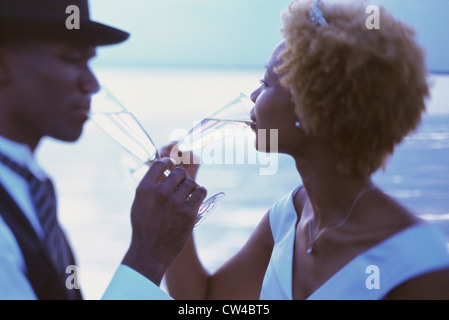 Portrait of a senior couple drinking champagne sur la plage Banque D'Images