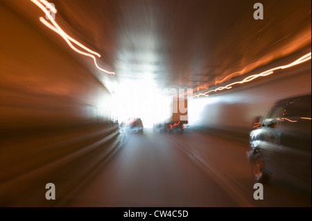 Feux de rayures pendant la conduite par Lincoln Tunnel dans la ville de New York au New Jersey Banque D'Images