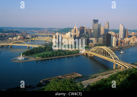 Pont de la liberté sur la rivière Allegheny au coucher du soleil avec l'horizon de Pittsburgh, PA Banque D'Images