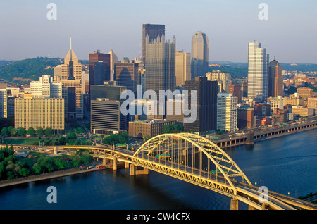 Pont de la liberté sur la rivière Monongahela, au coucher du soleil avec l'horizon de Pittsburgh, PA Banque D'Images