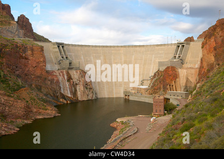 Theodore Roosevelt Dam sur Apache Lake, à l'ouest de Phoenix AZ dans la Sierra Ancha Banque D'Images