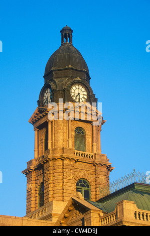 Tour de l'horloge du palais historique dans la lumière du matin, Ft. Worth, TX Banque D'Images