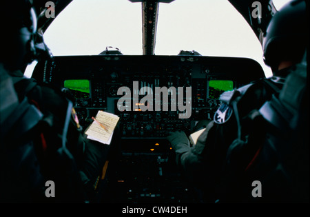 Vue arrière de deux pilotes de chasse dans un B-1B Le cockpit de l'avion Banque D'Images