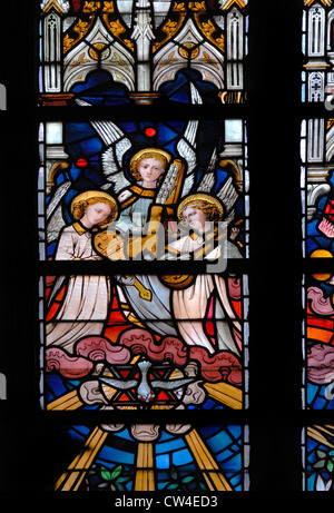 Kortrijk, Belgique. Sint Maartenskerk / l'église St Martin. Vitrail. Anges jouant des instruments de musique Banque D'Images