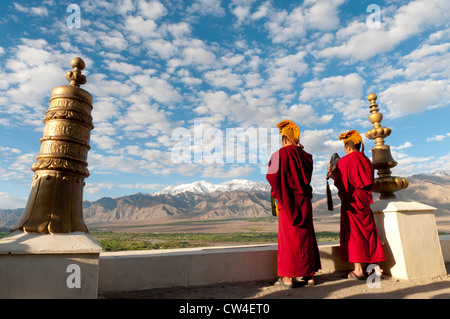 Deux moines appellent les moines à la prière du matin en soufflant cornes lambi au monastère Thiksey près de Leh au Ladakh, Inde Banque D'Images