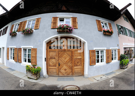 Bâtiment de style allemand typique, ses volets aux fenêtres et murs peints dans une petite ville de Mittenwald en Allemagne. Banque D'Images