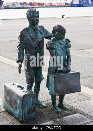 Enfants migrants statue sur Victoria Quay à Fremantle en Australie occidentale. Banque D'Images