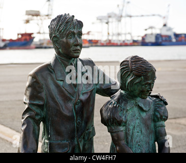 Victoria Quay Fremantle - Enfants migrants statue sur Victoria Quay à Fremantle en Australie occidentale Banque D'Images