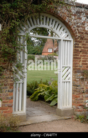 Porte d'entrée dans un jardin clos Banque D'Images