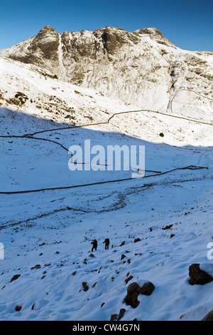 Deux randonneurs à Great Langdale en hiver Banque D'Images