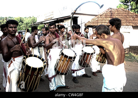 Chenda typique Melam performance musicale dans la cour d'un temple, festival, Kerala, Inde, Asie Banque D'Images