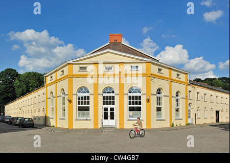 Maisons en rangée jaune dans les mines de charbon pour le complexe d'habitation Bois-du-Luc charbon à Houdeng-Aimeries, Hainaut, Belgique Banque D'Images